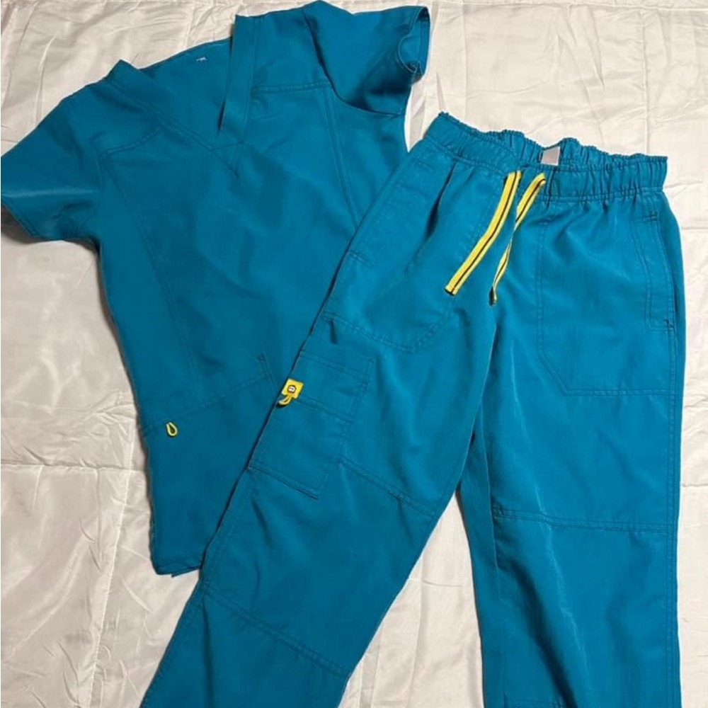 Wonderwink XS scrub set